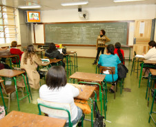 30 mil funcionários de escolas estaduais recebem capacitação de combate ao preconceito em todos os Núcleos Regionais de Educação.