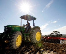Arapoti - 29-08-13 - Centro Estadual de Educação Profissional de Arapoti, Colégio Agrícola, na foto novo trator do colégio.