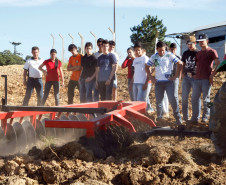 Arapoti - 29-08-13 - Centro Estadual de Educação Profissional de Arapoti, Colégio Agrícola, na foto novo trator do colégio. 