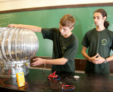 14-03-13 - CEEP NEwton Freire Maia - Alunos Rogério Vidolin de 17 anos e Eduardo Verlise da Silva de 17 anos.  