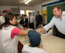 Governador em exercício, Flávio Arns, visita a sede rural da APAE.
Arapongas , 20/05/2013.

