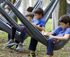 Colégio transforma ambiente e conquista estudantes que se interessam mais pela leitura. Espaço pode ser utilizado para aula e para leitura livre.