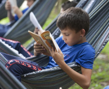 Colégio transforma ambiente e conquista estudantes que se interessam mais pela leitura. Espaço pode ser utilizado para aula e para leitura livre.