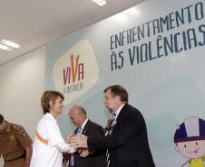 O governador em exercício Flávio Arns e a secretária estadual da Família e Desenvolvimento Social, Fernanda Richa, apresentaram nesta segunda-feira (20), em Curitiba, a campanha Viva a Infância. O objetivo é motivar a sociedade a enfrentar as situações de violência contra crianças e adolescentes e denunciar esses atos.