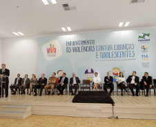 O governador em exercício Flávio Arns e a secretária estadual da Família e Desenvolvimento Social, Fernanda Richa, apresentaram nesta segunda-feira (20), em Curitiba, a campanha Viva a Infância. O objetivo é motivar a sociedade a enfrentar as situações de violência contra crianças e adolescentes e denunciar esses atos.