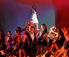 Cerca de 40 alunos irão exibir cinco coreografias do espetáculo “Helena” no 31º Festival de Dança de Joinville, em Santa Catarina.<br />
<br />
Veja mais fotos em: <a href=" http://www.flickr.com/photos/flavioarns/sets/72157633494529676/" target="_blank"> http://www.flickr.com/photos/flavioarns/</a>