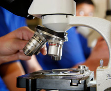 As escolas da rede estadual também recebem quatro cotas serviço do Fundo Rotativo para contratação de serviços como limpeza de caixa d’água, manutenção de laboratórios de informática, entre outros. Duas delas são repassadas a cada semestre. A segunda cota também será antecipada e estará disponível na conta das escolas estaduais na próxima terça-feira (28).

CEEP Agricola da Lapa, laboratorio de biologia.