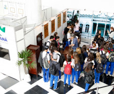 21-05-13 - Palácio Iguaçu - Alunos do Colégio Estadual do Paraná visitam Museu da Escola Paranaense.  