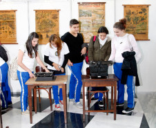 21-05-13 - Palácio Iguaçu - Alunos do Colégio Estadual do Paraná visitam Museu da Escola Paranaense.  
