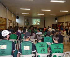 Jovens agricultores do Canada vieram conhecer a estrutura física e pedagógica de uma instituição de ensino em tempo integral.