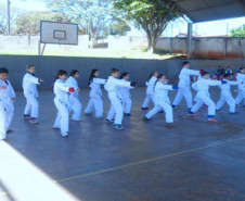 Aulas de Karatê realizadas através do Programa Mais Educação no Colégio Estadual Carlos Massaretto, em Apucarana. Foto de arquivo.