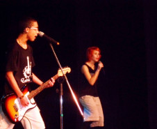 Na quarta-feira (29), cerca de 60 estudantes da manhã do Colégio Marilis Pirotelli fizeram um show de músicas cantadas e tocadas na língua inglesa. O “English Art Show” mostrou que a língua inglesa está presente no dia a dia. “A apresentação serviu para valorizar os alunos, que também puderam mostrar o aprendizado e o talento no palco”, explicou a professora de Língua Inglesa e Língua Portuguesa, Iana Mara Steuernagel.