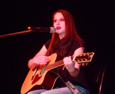 Na quarta-feira (29), cerca de 60 estudantes da manhã do Colégio Marilis Pirotelli fizeram um show de músicas cantadas e tocadas na língua inglesa. O “English Art Show” mostrou que a língua inglesa está presente no dia a dia. “A apresentação serviu para valorizar os alunos, que também puderam mostrar o aprendizado e o talento no palco”, explicou a professora de Língua Inglesa e Língua Portuguesa, Iana Mara Steuernagel.