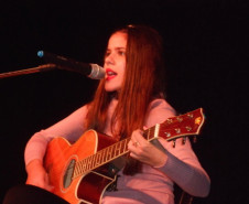 Na quarta-feira (29), cerca de 60 estudantes da manhã do Colégio Marilis Pirotelli fizeram um show de músicas cantadas e tocadas na língua inglesa. O “English Art Show” mostrou que a língua inglesa está presente no dia a dia. “A apresentação serviu para valorizar os alunos, que também puderam mostrar o aprendizado e o talento no palco”, explicou a professora de Língua Inglesa e Língua Portuguesa, Iana Mara Steuernagel.