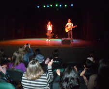 Na quarta-feira (29), cerca de 60 estudantes da manhã do Colégio Marilis Pirotelli fizeram um show de músicas cantadas e tocadas na língua inglesa. O “English Art Show” mostrou que a língua inglesa está presente no dia a dia. “A apresentação serviu para valorizar os alunos, que também puderam mostrar o aprendizado e o talento no palco”, explicou a professora de Língua Inglesa e Língua Portuguesa, Iana Mara Steuernagel.