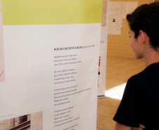 Exposição itinerante leva 15 banners de dupla face com biografia e principais textos do poeta para escolas que trabalham a obra de Drummond.