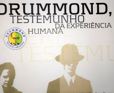 Exposição itinerante leva 15 banners de dupla face com biografia e principais textos do poeta para escolas que trabalham a obra de Drummond.