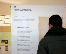 Exposição itinerante leva 15 banners de dupla face com biografia e principais textos do poeta para escolas que trabalham a obra de Drummond.