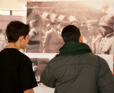 Exposição itinerante leva 15 banners de dupla face com biografia e principais textos do poeta para escolas que trabalham a obra de Drummond.