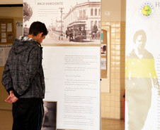 Exposição itinerante leva 15 banners de dupla face com biografia e principais textos do poeta para escolas que trabalham a obra de Drummond.