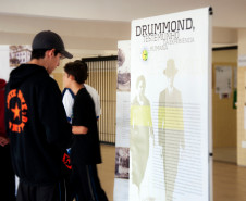 Exposição itinerante leva 15 banners de dupla face com biografia e principais textos do poeta para escolas que trabalham a obra de Drummond.