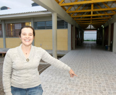 O Governo do Paraná vai repassar neste ano R$ 70 milhões para que 500 escolas estaduais realizem obras de manutenção.  No município de Fazenda Rio Grande, o Colégio Estadual Olindamir Merlin Claudino recebeu a troca do telhado e da rede elétrica, pavimentação da passarela e pintura. 
