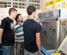13-03-13 - CEEP - Centro Estadual Educacional Profissional, laboratórios de aula, laboratório de eletromecanica professor Ranilson Antonio Chemin e os alunos André Nakoveztdinei de 17 anos e Erick Martins de 17 anos.  