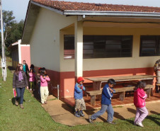 Alunos, professores e funcionários receberam treinamento para lidar com situações de emergência, e simularam o abandono de prédio escolar.