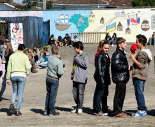 06-06-13 - Cidade de Paulo Frontin, alunos do Colégio Estadual Pedro Busko apresentam trabalhos na Feira de Talento nas dependencias do Colégio.   