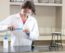 13-03-13 - CEEP - Centro Estadual de Educacão Profissional de Curitiba, laboratórios de aula, aluna Debóra Cristina Soares de 15 anos do segundo ano de química.