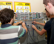 13-03-13 - CEEP - Centro Estadual de Educacão Profissional de Curitiba, laboratório de eletromecânica professor Ranilson Antonio Chemin e os alunos André Nakoveztdinei de 17 anos e Erick Martins de 17 anos.  