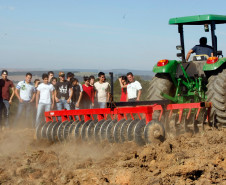 Arapoti - 29-08-13 - Centro Estadual de Educação Profissional de Arapoti, na foto novo trator do CEEP.  