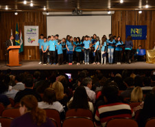 Entrega de Tablets para professores de escolas do Núcleo Regional de Educação Área Metropolitana Norte, no auditório do Parque Newton Freire Maia. Na foto, apresentação do coral de alunos da Colégio Estadual Elias Abrahão. Pinhais, 06/06/2013.  