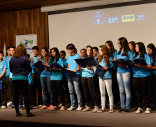 Entrega de Tablets para professores de escolas do Núcleo Regional de Educação Área Metropolitana Norte, no auditório do Parque Newton Freire Maia. Na foto, apresentação do coral de alunos Colégio Estadual Elias Abrahão, de Quatro Barras. Pinhais, 06/06/2013. 