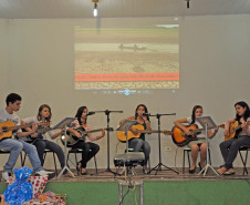 Os alunos do ensino fundamental produziram poemas; os alunos do primeiro ano do ensino médio escreveram crônica e os estudantes do segundo e terceiro anos produziram textos de opinião. Foram premiados 28 alunos em primeiro e segundo lugares de cada uma das catorze turmas da escola. 