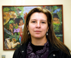 04-06-13 - Pinhais, Centro Estadual de Educação Profissional Newton Freire Maia, alunos tem aula prática de plantio, na foto a coordenadora do curso técnico de agropecuária Rosyara Julyatto. 