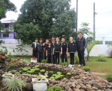 A construção do pequeno lago na escola contou com o apoio de pais, que trouxeram as pedras e dos alunos que vieram no período da tarde e o construíram em três dias. 