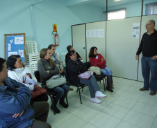 Oito funcionários assinaram o termo de posse no Núcleo Regional de Educação de Irati. O Decreto nº 8308, de 24/05/2013, referente à nomeação de Agentes Educacionais, regularizou a vida profissional dos aprovados concurso público de 2006. “Fico muito feliz com a decisão do governo e do secretário, espero isso há anos, mas agora farei parte de um plano de carreira na educação” disse a nova funcionária Alaide Maia Fabri após assinar sua posse.
