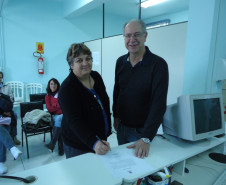 Oito funcionários assinaram o termo de posse no Núcleo Regional de Educação de Irati. O Decreto nº 8308, de 24/05/2013, referente à nomeação de Agentes Educacionais, regularizou a vida profissional dos aprovados concurso público de 2006. “Fico muito feliz com a decisão do governo e do secretário, espero isso há anos, mas agora farei parte de um plano de carreira na educação” disse a nova funcionária Alaide Maia Fabri após assinar sua posse.