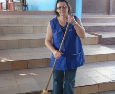 Dona Luzia Aparecida Prestes, que trabalha há 22 anos no Colégio Estadual Professora Júlia Wanderley, de Cascavel, é uma das pessoas que somente agora conseguiu se efetivar no Estado por meio de concurso público. “Demorou, mas valeu a pena esperar, porque agora poderei usufruir dos benefícios que o Estado oferece, inclusive do plano de carreiras, que antes eu não tinha”, afirmou a funcionária. 
