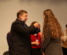 Os alunos paranaenses conquistaram ao todo 35 medalhas de ouro, 69 de prata e 191 de bronze, além de 2.928 menções honrosas. <br />
<br />
Veja mais fotos em: <a href=" http://www.flickr.com/photos/flavioarns/sets/72157634075035066/" target="_blank"> http://www.flickr.com/photos/flavioarns/</a>