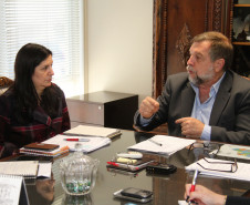 Os principais assuntos tratados na foram o projeto de lei para o piso e equiparação salarial e as diretrizes para o aumento da hora-atividade. <br />
<br />
Veja mais fotos em: <a href=" http://www.flickr.com/photos/flavioarns/sets/72157634082339651/" target="_blank"> http://www.flickr.com/photos/flavioarns</a>