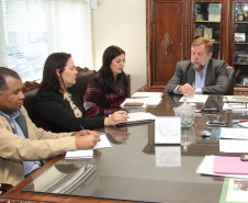 Os principais assuntos tratados na foram o projeto de lei para o piso e equiparação salarial e as diretrizes para o aumento da hora-atividade. <br />
<br />
Veja mais fotos em: <a href=" http://www.flickr.com/photos/flavioarns/sets/72157634082339651/" target="_blank"> http://www.flickr.com/photos/flavioarns</a>