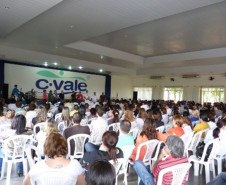 TOLEDO - O Núcleo Regional de Educação de Toledo iniciou essa semana a primeira etapa, que acontece em três municípios pólos: Palotina (que atenderá os Guaíra, Terra Roxa, Palotina e Maripá); Toledo e Marechal Cândido Rondon (que começa na próxima segunda-feira (17). Estão inscritos 3.790 profissionais da educação.