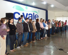 TOLEDO - O Núcleo Regional de Educação de Toledo iniciou essa semana a primeira etapa, que acontece em três municípios pólos: Palotina (que atenderá os Guaíra, Terra Roxa, Palotina e Maripá); Toledo e Marechal Cândido Rondon (que começa na próxima segunda-feira (17). Estão inscritos 3.790 profissionais da educação.