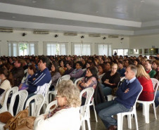 TOLEDO - O Núcleo Regional de Educação de Toledo iniciou essa semana a primeira etapa, que acontece em três municípios pólos: Palotina (que atenderá os Guaíra, Terra Roxa, Palotina e Maripá); Toledo e Marechal Cândido Rondon (que começa na próxima segunda-feira (17). Estão inscritos 3.790 profissionais da educação.