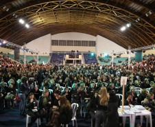 Dois mil profissionais da educação que atuam na Região Metropolitana de Curitiba, na capital e no Litoral se reuniram para colar grau nesta sexta-feira.<br />
<br />
Veja mais fotos em: <a href=" http://www.flickr.com/photos/flavioarns/sets/72157634134129692/" target="_blank"> http://www.flickr.com/photos/flavioarns</a>