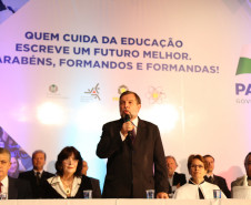 Dois mil profissionais da educação que atuam na Região Metropolitana de Curitiba, na capital e no Litoral se reuniram para colar grau nesta sexta-feira.<br />
<br />
Veja mais fotos em: <a href=" http://www.flickr.com/photos/flavioarns/sets/72157634134129692/" target="_blank"> http://www.flickr.com/photos/flavioarns</a>