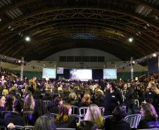 Dois mil profissionais da educação que atuam na Região Metropolitana de Curitiba, na capital e no Litoral se reuniram para colar grau nesta sexta-feira.<br />
<br />
Veja mais fotos em: <a href=" http://www.flickr.com/photos/flavioarns/sets/72157634134129692/" target="_blank"> http://www.flickr.com/photos/flavioarns</a>