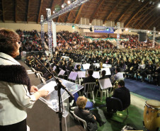 Dois mil profissionais da educação que atuam na Região Metropolitana de Curitiba, na capital e no Litoral se reuniram para colar grau nesta sexta-feira.<br />
<br />
Veja mais fotos em: <a href=" http://www.flickr.com/photos/flavioarns/sets/72157634134129692/" target="_blank"> http://www.flickr.com/photos/flavioarns</a>